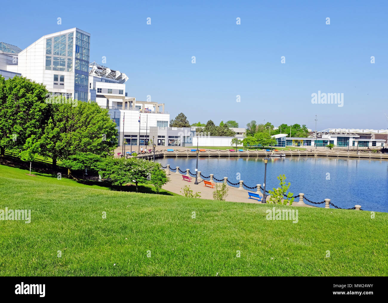 Il porto di Northcoast off il Lago Erie in downtown Cleveland Ohio è riempito con greenspace e attrazioni tra cui la Great Lakes Science Center. Foto Stock