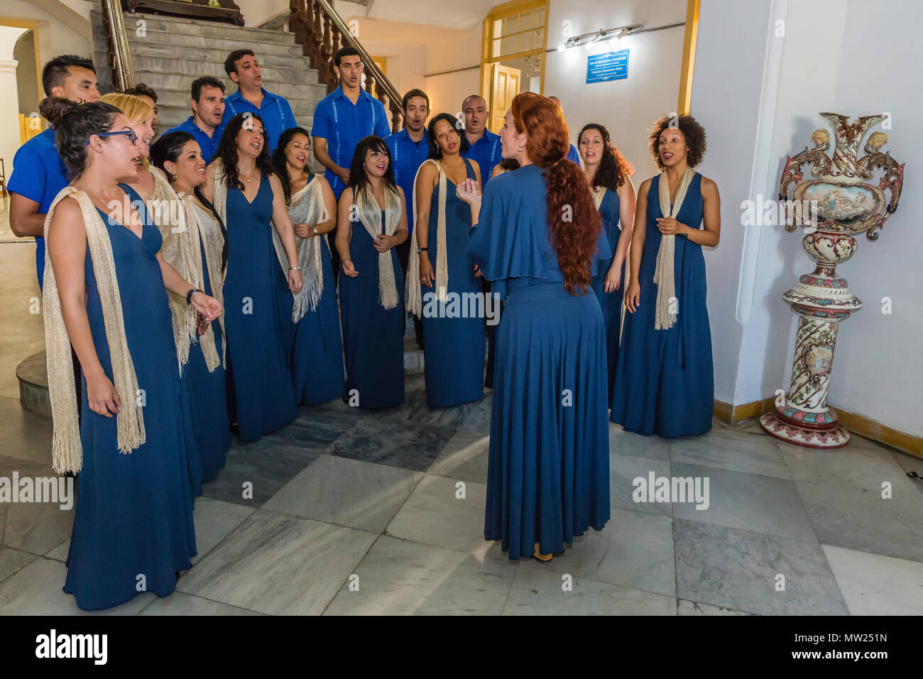 Direttore del Coro Lilian Perez con i Cantores de Cienfuegos, Cienfuegos, Cuba. Foto Stock