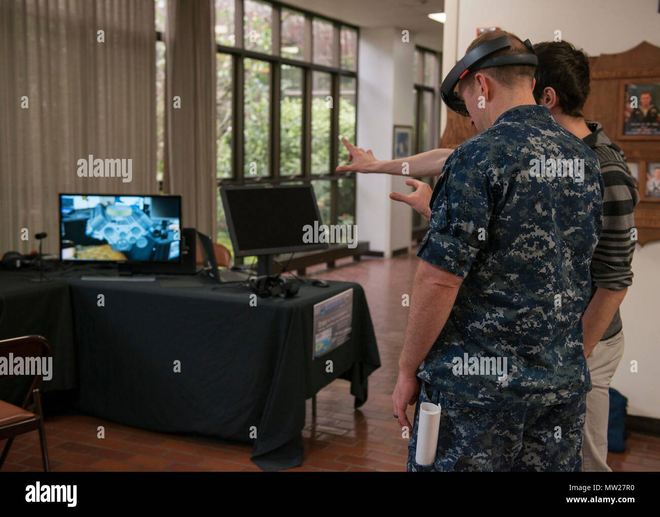 BANGOR, nello Stato di Washington (27 aprile 2017) Lt. La Cmdr. Cal Kimes, da Bellingham, Washington, assegnato a Trident Training Facility (TTF) Bangor, prove HoloLens dispositivo che consente agli utenti di sperimentare virtualmente come spostarsi all'interno di un modello di motore, durante il laboratorio di Innovazione (iLab) roadshow presso Trident Training Facility Bangor. Il iLab, che si trova al sottomarino Naval Training Center pacifico, nel porto di perla, Hawaii è una iniziativa lanciata per incentivare il rapido sviluppo di idee e concetti di uso utilizzabili nella guerra sottomarina. Foto Stock