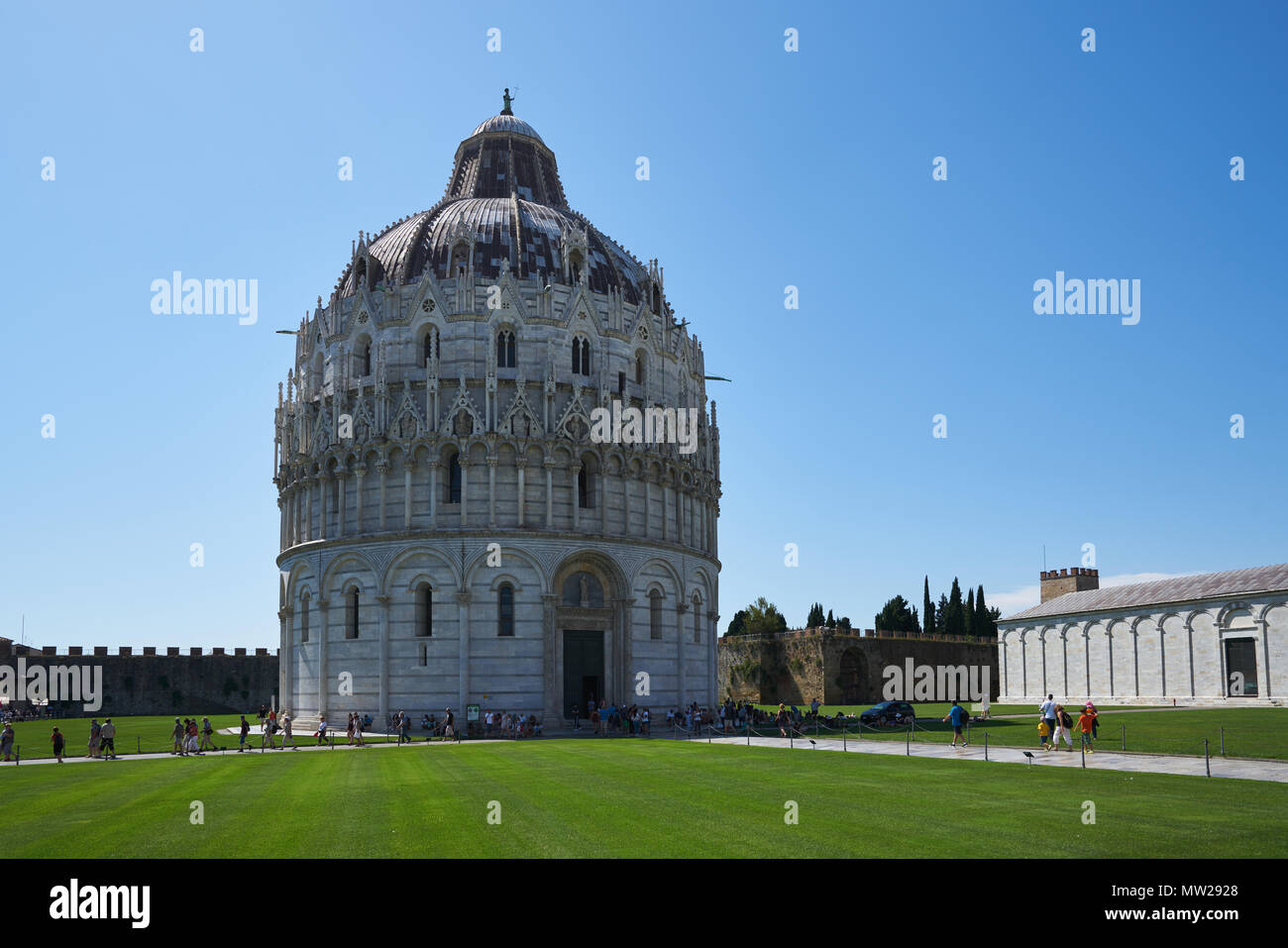 Pisa, Italia - 9 Luglio 2016: il Battistero di Pisa il Battistero di San Giovanni in un giorno di estate Foto Stock