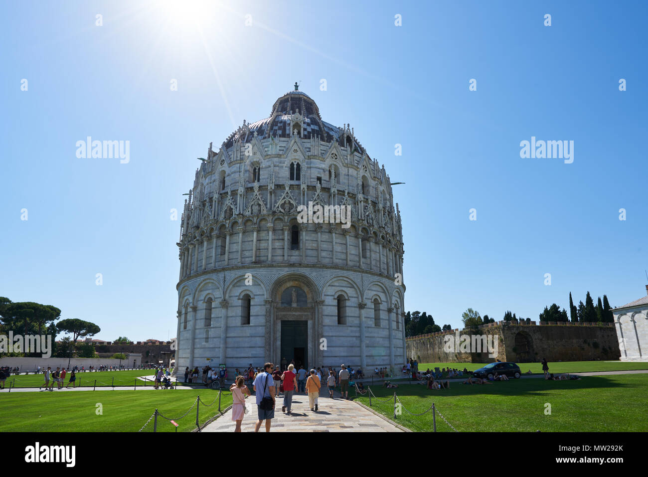 Pisa, Italia - 9 Luglio 2016: il Battistero di Pisa il Battistero di San Giovanni in un giorno di estate Foto Stock
