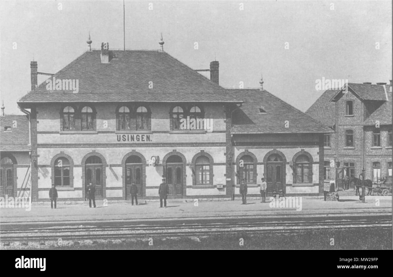 . Deutsch: Usinger Bahnhof inglese: Stazione di Usingen . circa 1900. Sconosciuto, riproduzione dalla da Zweckverband 'Verkehrsverband Hochtaunus'. L'originale si trova nella collezione di Klaus Wagner(Usingen). 622 Usingen 1900 Foto Stock