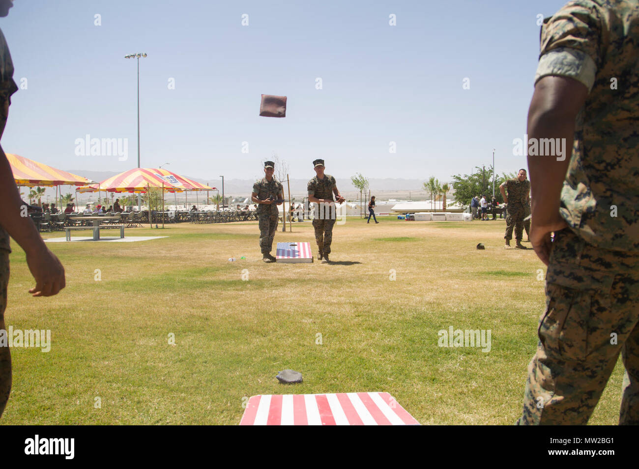 Marines con 1° Divisione Marine gioco foro di mais a Vittoria a bordo campo Marine Corps Air Ground Centro di combattimento, ventinove Palms, California, 28 aprile 2017. 1° Divisione Marine associazione e la famiglia di unità di misura ufficiali di fattibilità ha ospitato il barbecue per costruire un cameratismo e promuovere le relazioni tra junior Marines, i marinai e i membri della famiglia. Foto Stock