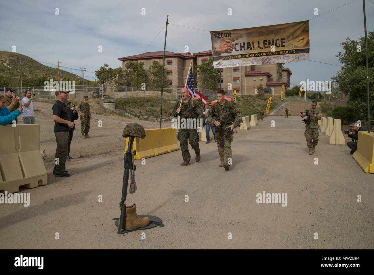 MGySgt. Christophe L. possono e il tenente Col. Kevin R. Root il traguardo del nono ricognizione annuale corso sfida a Camp Pendleton, California, 27 aprile 2017. La sfida di ricognizione è un memoriale evento tenutosi in onore di caduti recon Marines. La sfida consisteva di 24 chilometri di sentieri per escursioni a piedi, helocasting, scout nuoto, memoria sfida, ostacoli, close quarters tattiche, live-fire range e due stazioni di piscina. Foto Stock