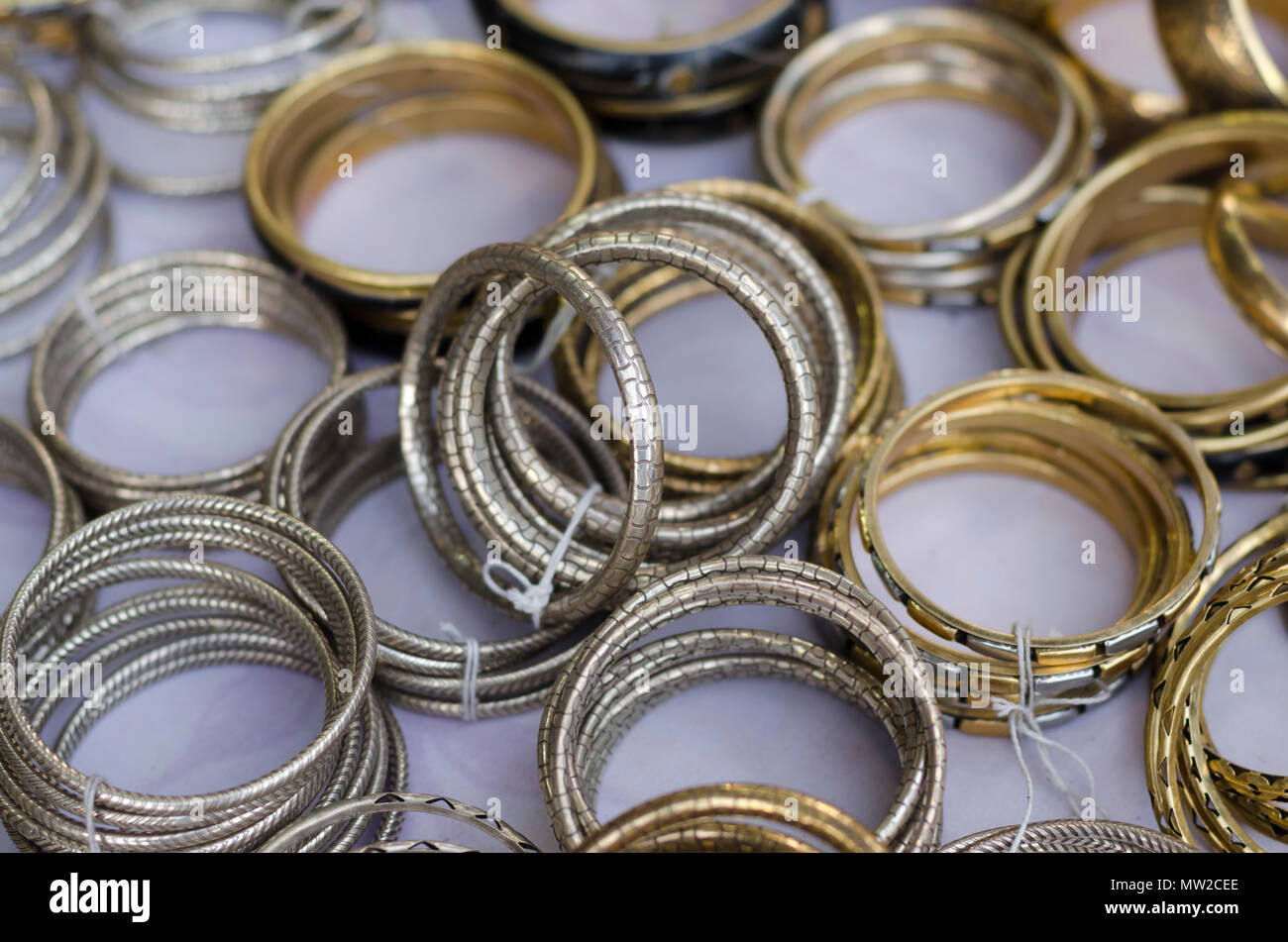 Un primo piano di materiale metallico schiave sul display per la vendita a Shilparamam arti e mestieri village, Hyderabad, Telangana, India. Foto Stock