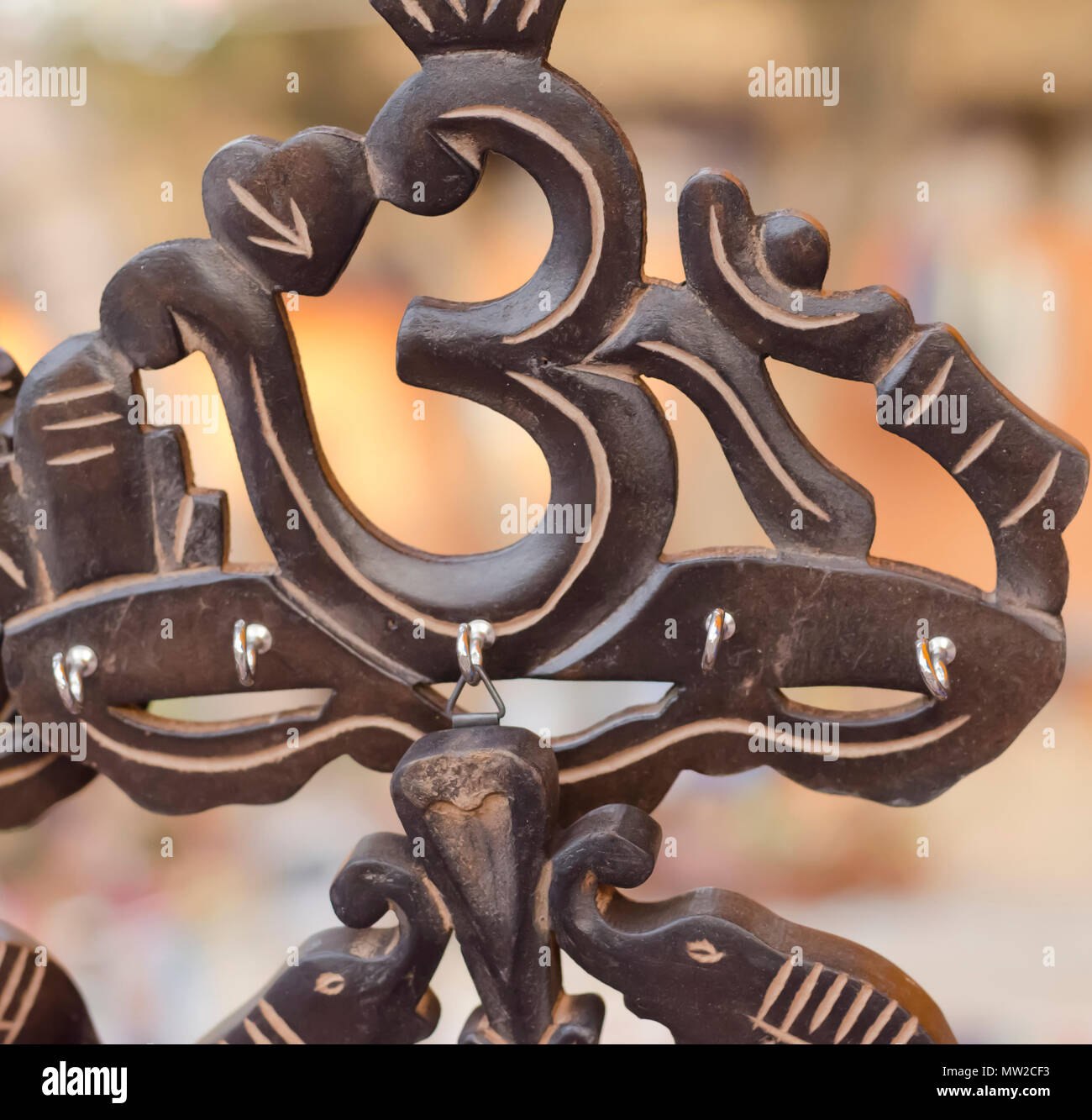 Om metallico segno, un simbolo di spiritualità, la divinità, la verità e la conoscenza dell'Induismo, il buddismo, il sikhismo e il Giainismo, a Shilparamam, Hyderabad. Foto Stock