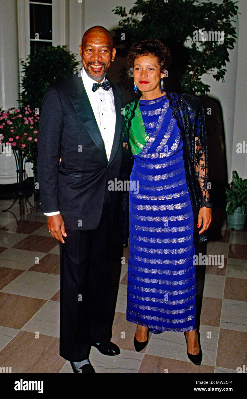 Washington DC, USA, 1990, attore Morgan Freeman e sua moglie Myrna Colley-Lee arrivano alla Casa Bianca per partecipare a una cena di stato Foto Stock
