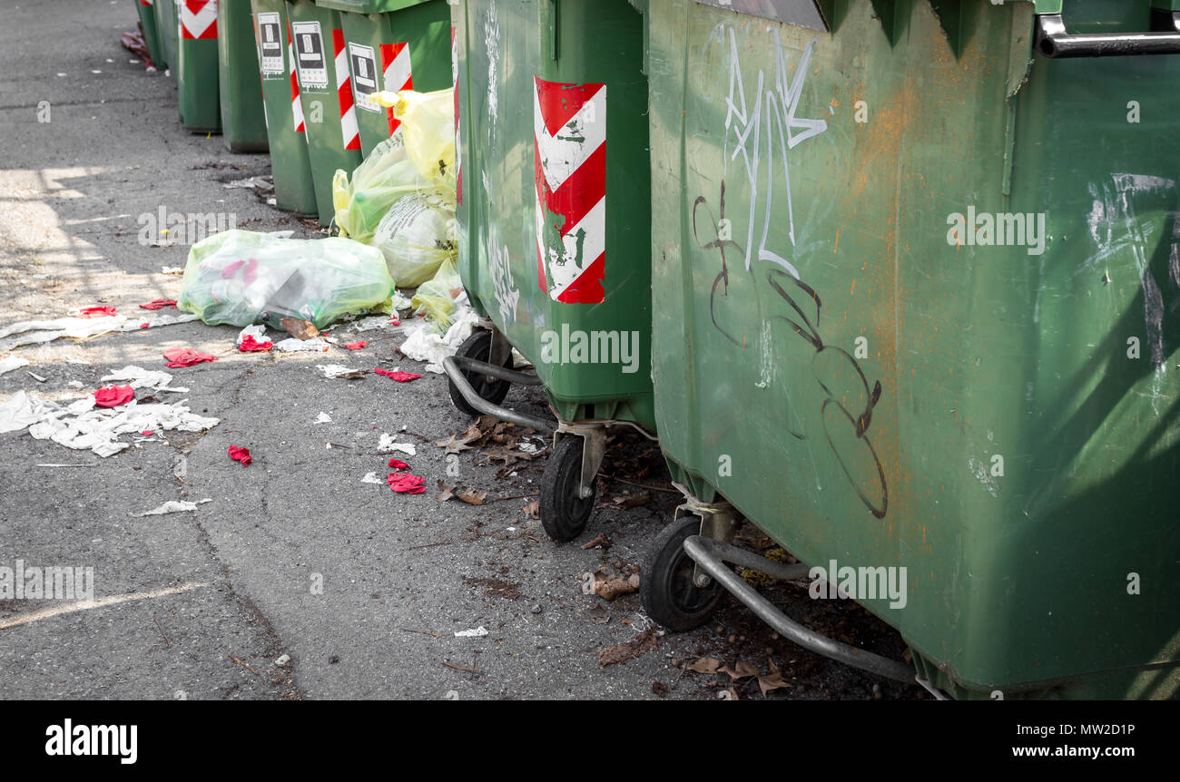 rifiuti bidoni spazzatura può all'esterno contro muro di mattoni Foto stock  - Alamy