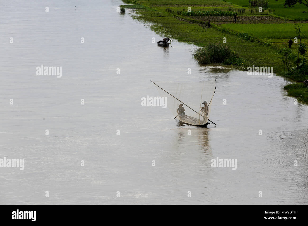 La pesca nel fiume Kushiara, sylhet, Bangladesh. Foto Stock