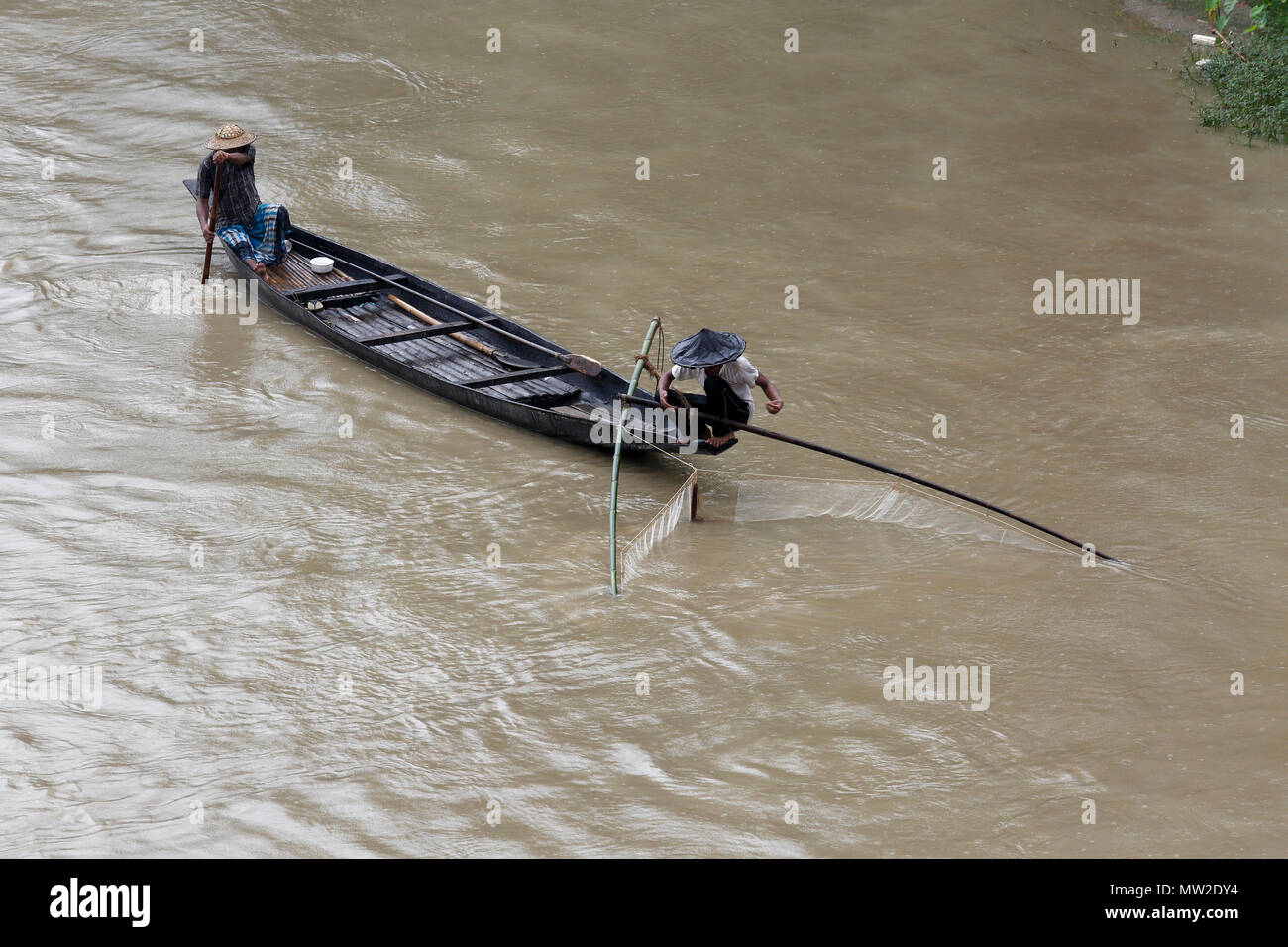 La pesca nel fiume Kushiara, sylhet, Bangladesh. Foto Stock