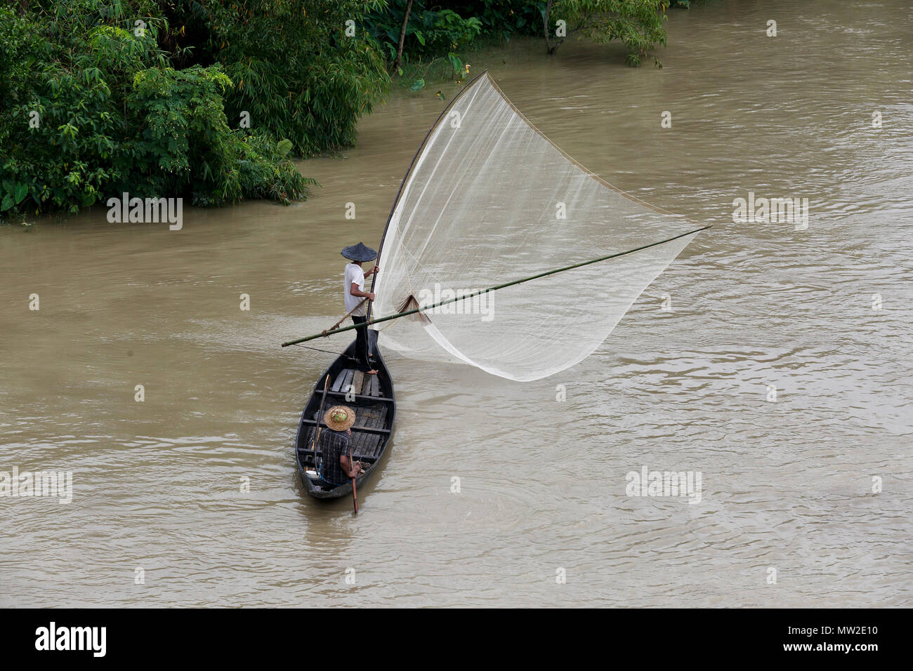 La pesca nel fiume Kushiara, sylhet, Bangladesh. Foto Stock