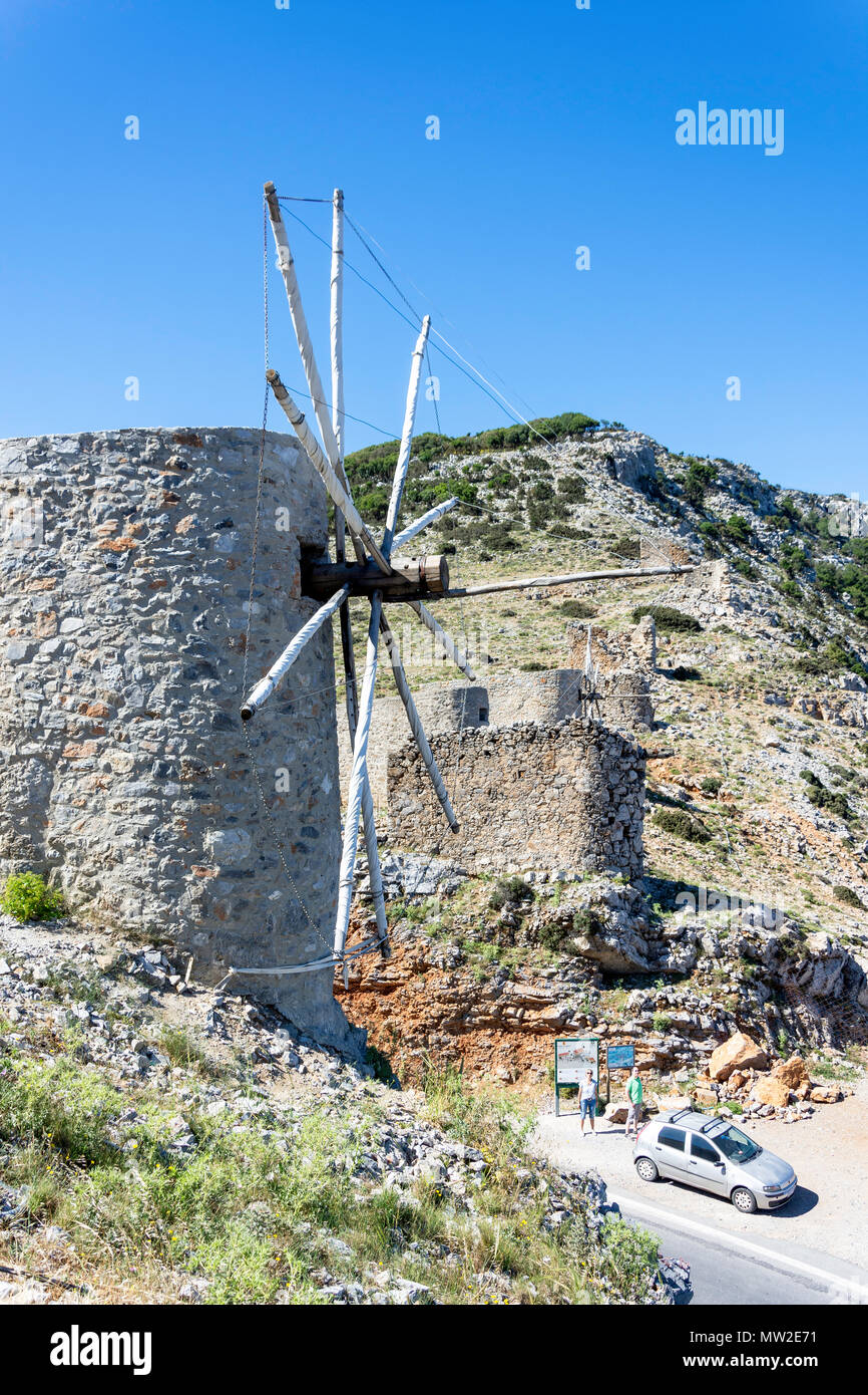 Vecchi Mulini a vento in pietra all'entrata di Lasithi Plateau, Kriti (Creta), Grecia Foto Stock