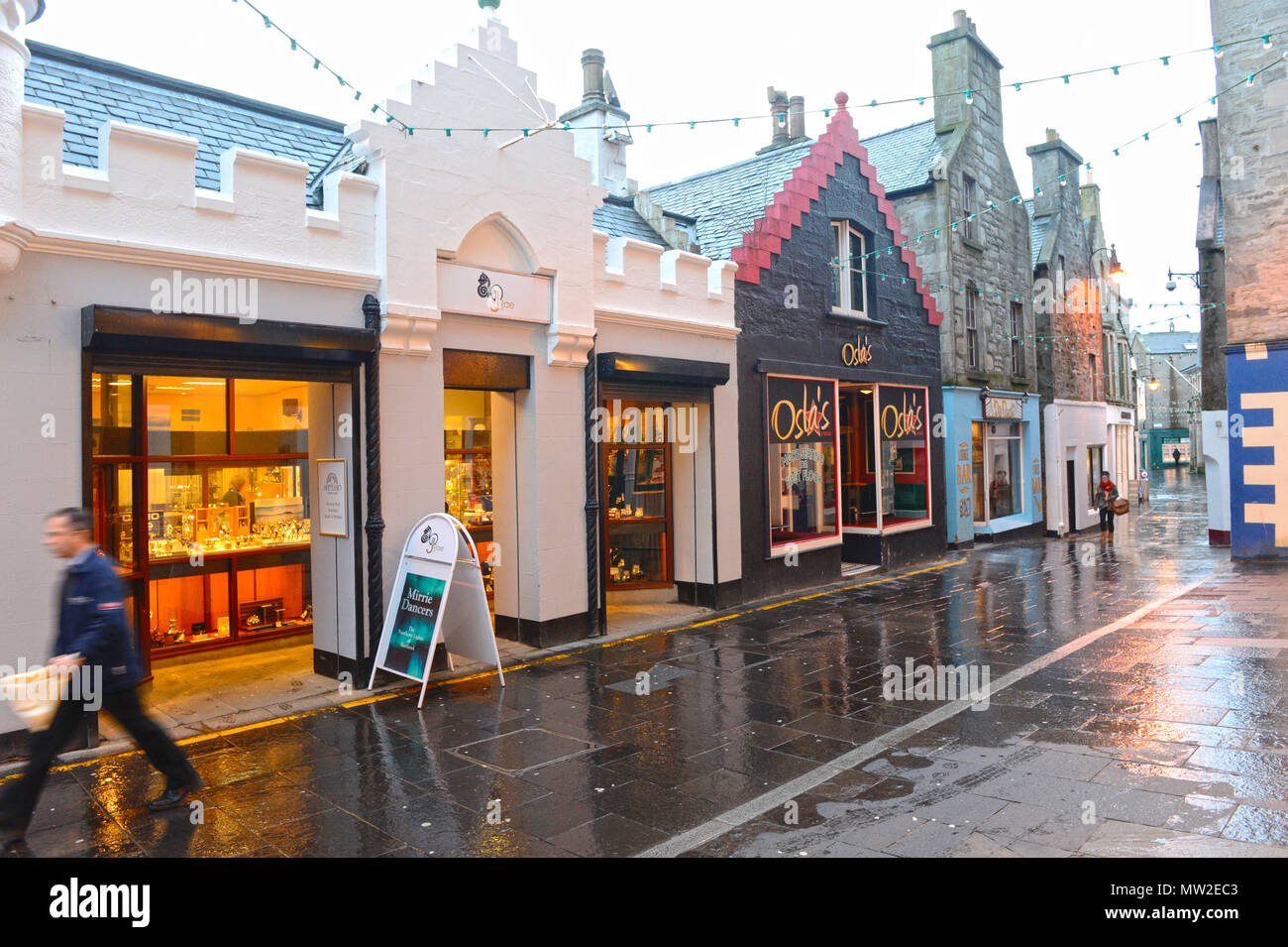 Negozi lungo la strada commerciale di Lerwick, la principale area dello shopping in Shetland principalmente con negozi locali Foto Stock