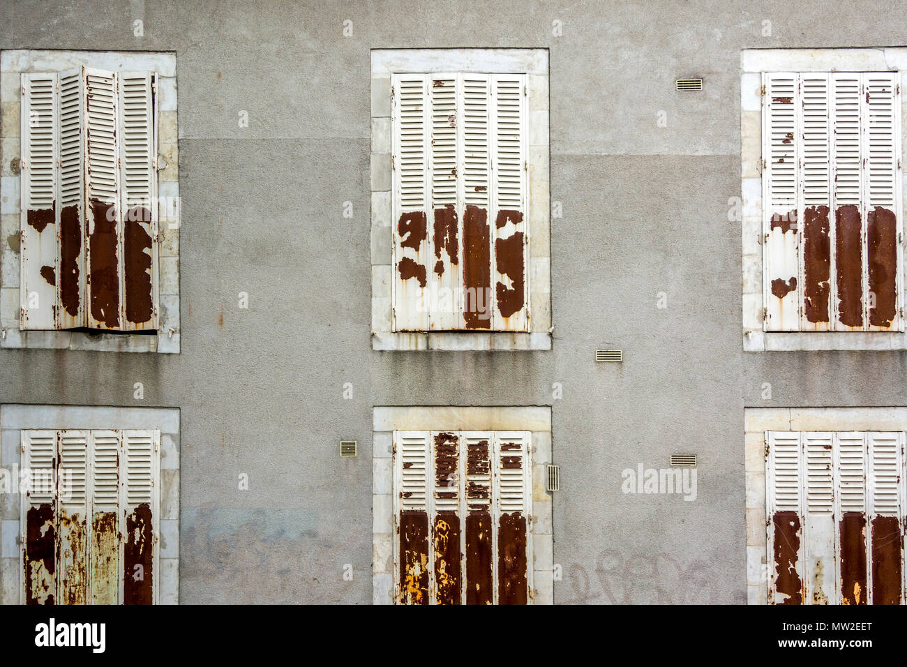 Persiane arrugginito sulla facciata della casa. Francia Foto Stock