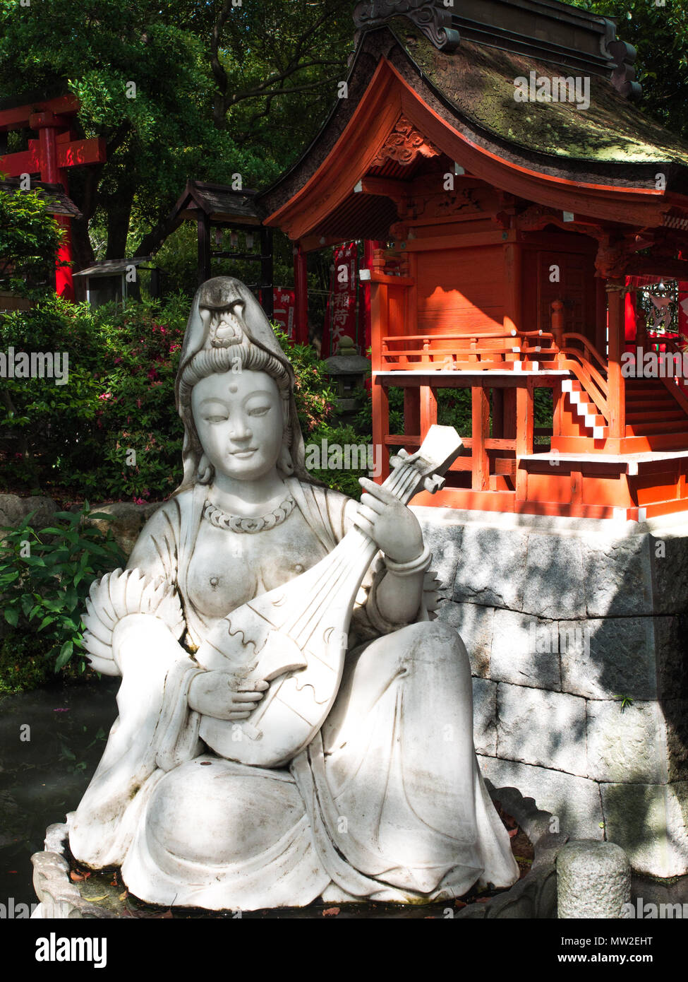 Benzaiten, dea giapponese del parlato e della musica, dea dell arte e le prestazioni e di tutti che scorre. Tamura Santuario, Takamatsu, Shikoku Giappone Foto Stock