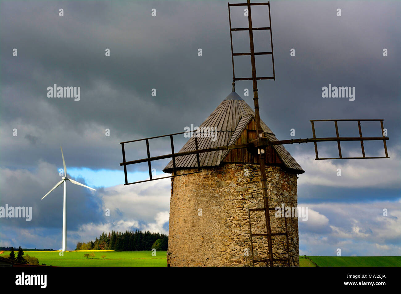 Mulino a vento tradizionale e la turbina eolica. Alleato per centrali eoliche Mercoeur. Haute Loire. Auvergne. Francia Foto Stock