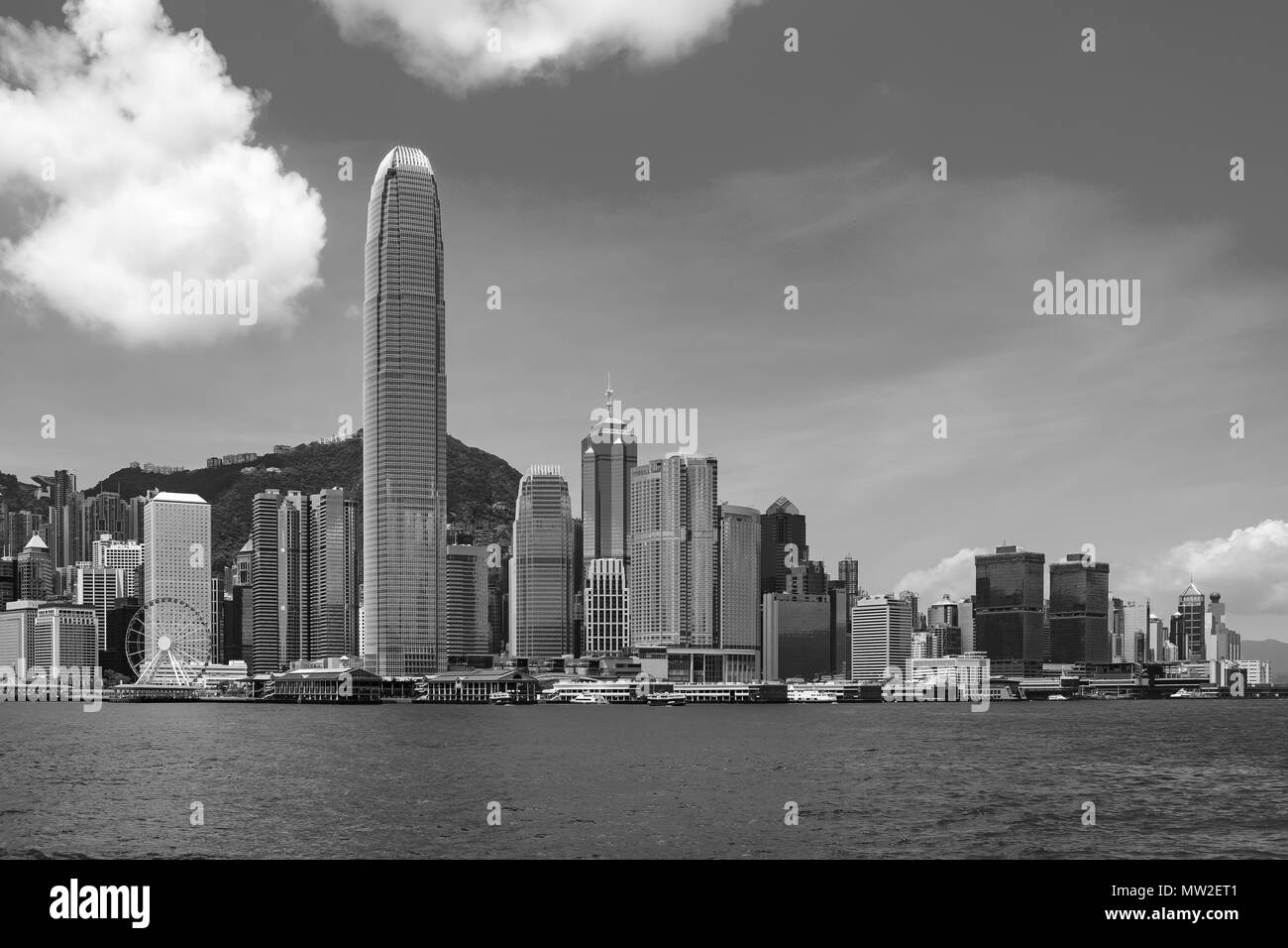 Skyline di Hong Kong nel Porto Victoria (bianco e nero) Foto Stock