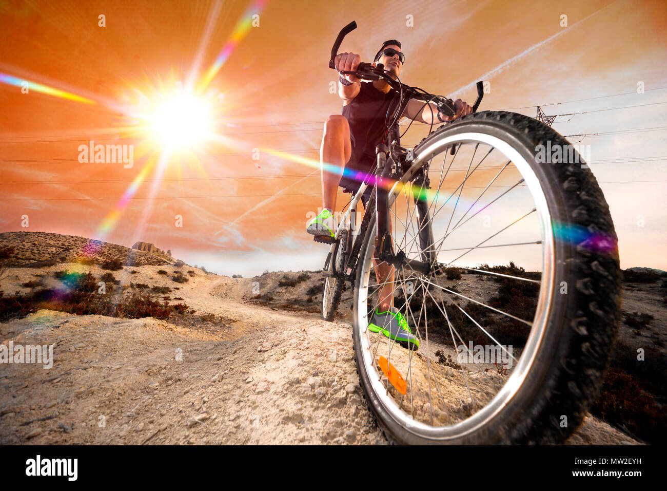 Gli sport estremi.bicicletta di montagna e l'uomo.stile di vita outdoor  sport estremi Foto stock - Alamy