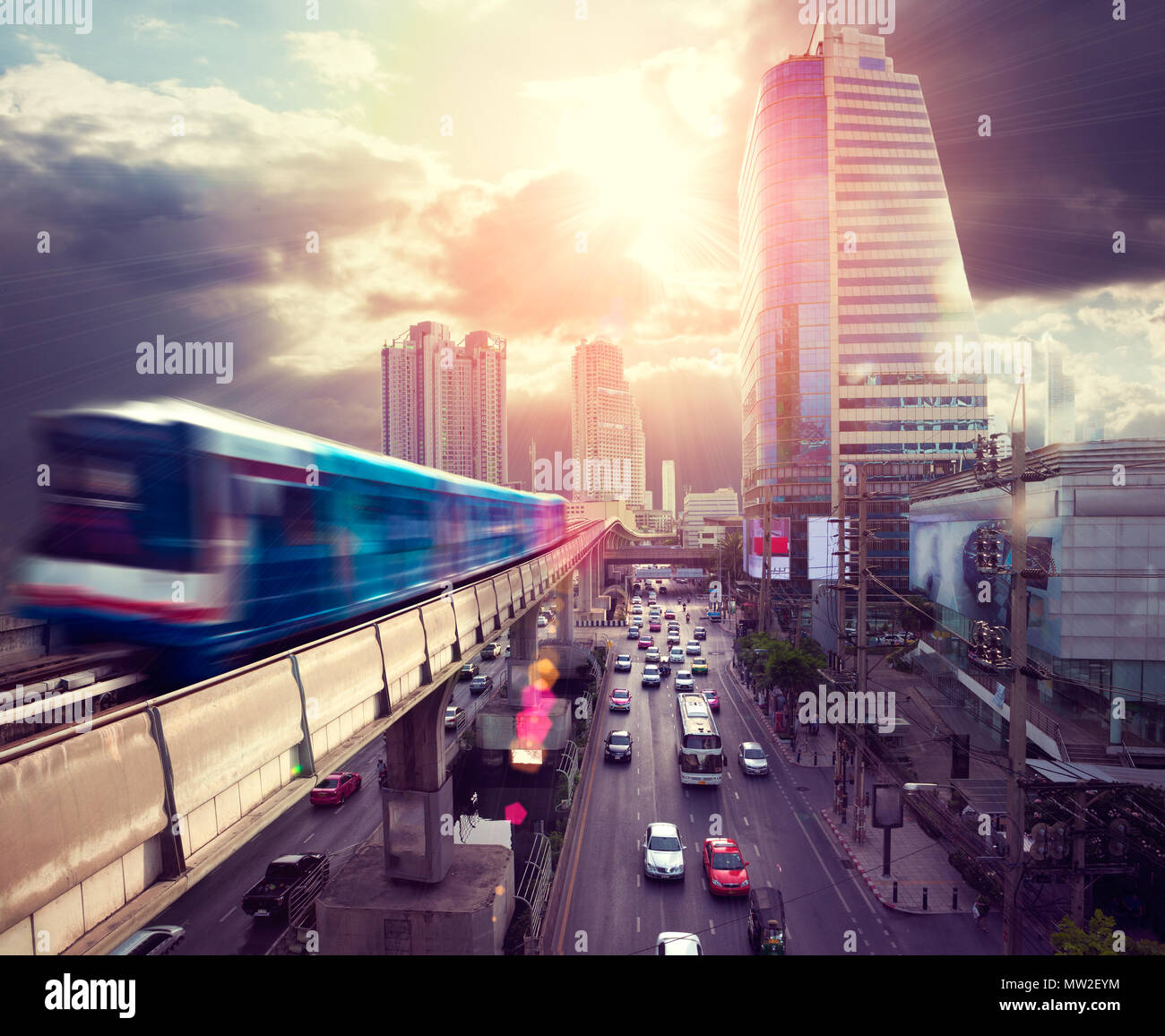 Bangkok.scenario moderno tramonto cityscape.Skytrain e traffico.lo stile di vita della città.architettura urbana. Foto Stock