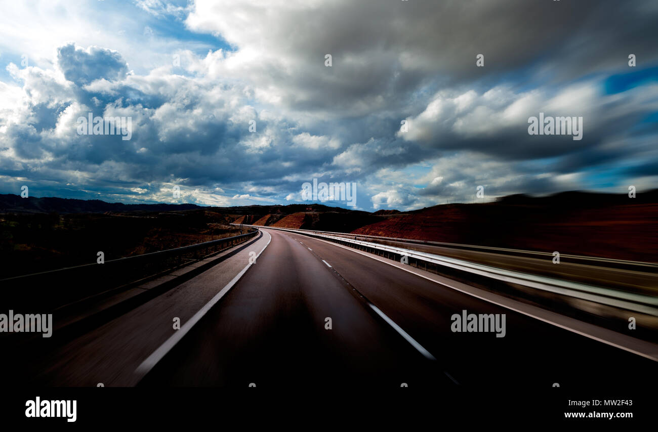 Scenario stradale. Concetto di viaggio.cielo nuvoloso e high road. Foto Stock