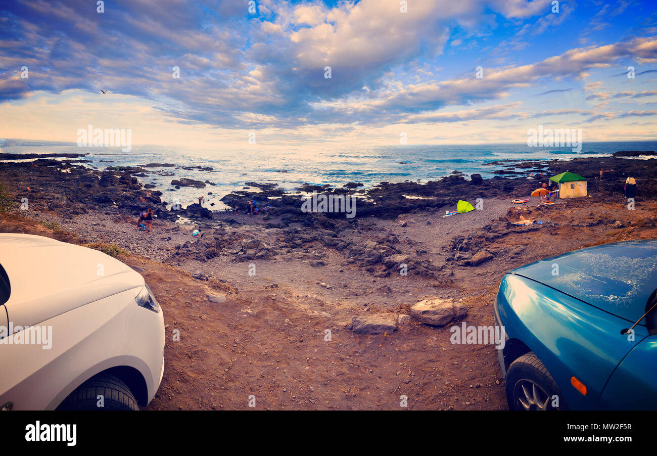 Seascape paesaggi e auto.Le avventure di viaggio.il tramonto e panoramico paesaggio d'acqua. Foto Stock