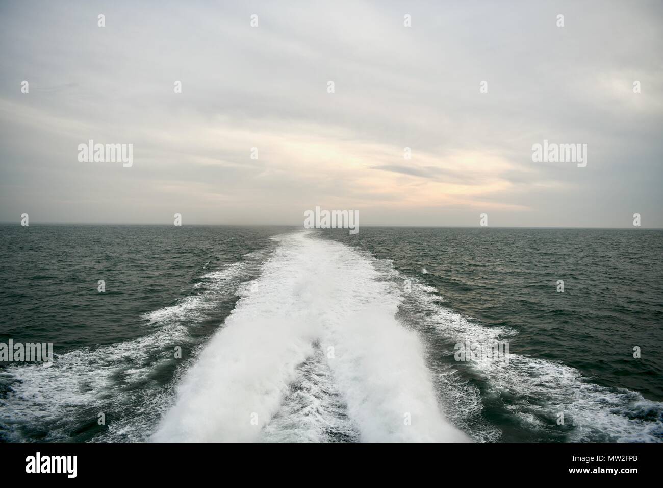 Barca wake da dietro un traghetto per le isole nell'Oceano Atlantico Foto Stock