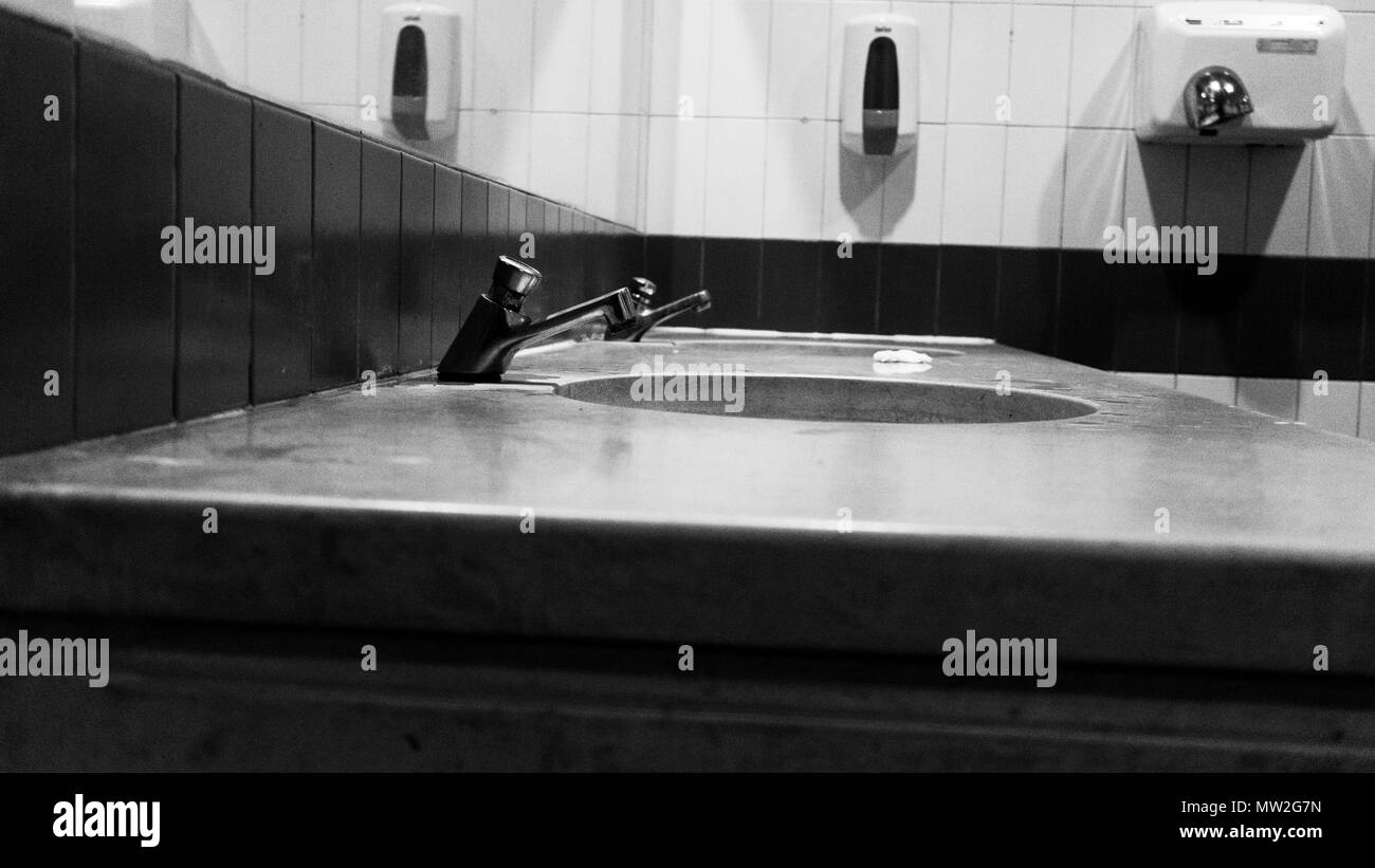 Foto in bianco e nero lavandino in stazione ferroviaria Foto Stock