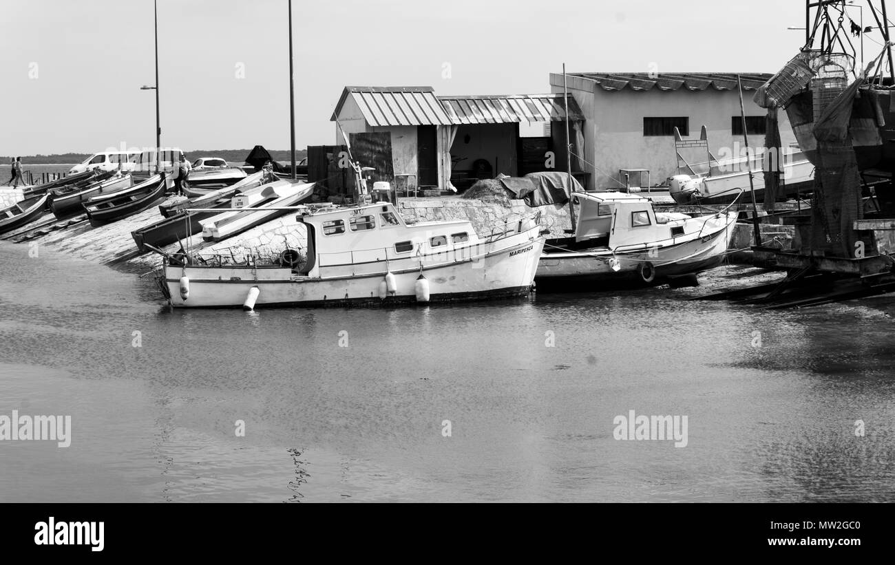 Piccole barche da pesca ormeggiate nel porto di molti colori Foto Stock