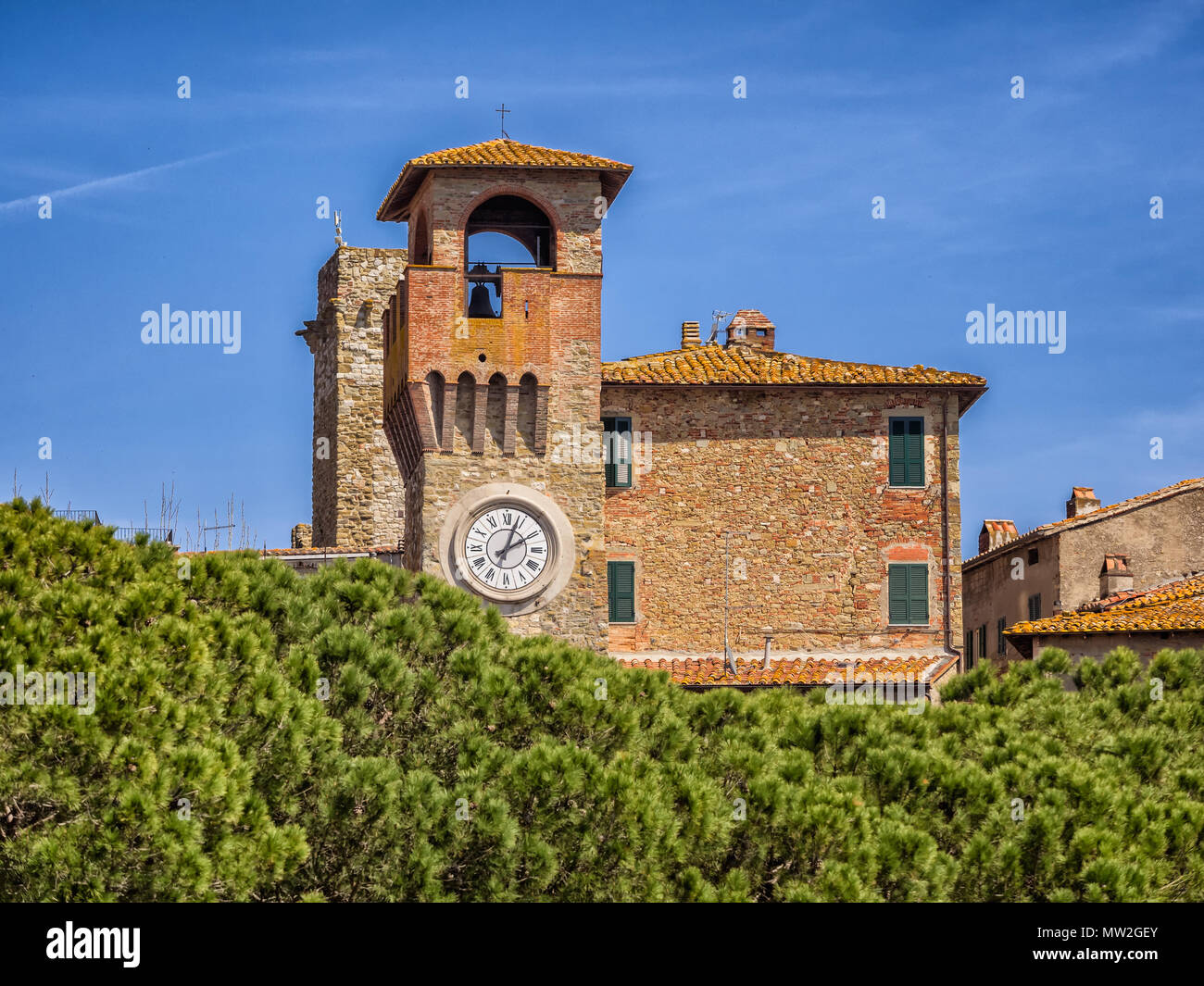 Torre Orologico torre dell orologio a Passignano sul lago Trasimeno, Umbria  Italia Foto stock - Alamy