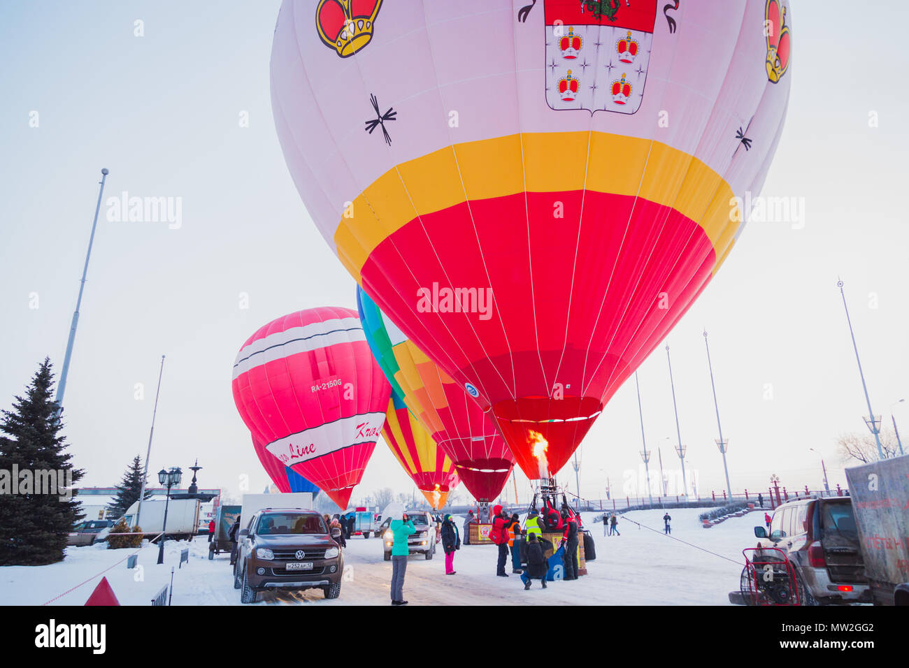 NIZHNY Novgorod, Russia - 24 febbraio 2018. Mass-start sul festival di aria calda ballons Foto Stock