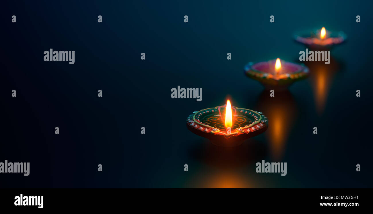 Felice Diwali - Diya lampade accese durante la celebrazione Foto Stock