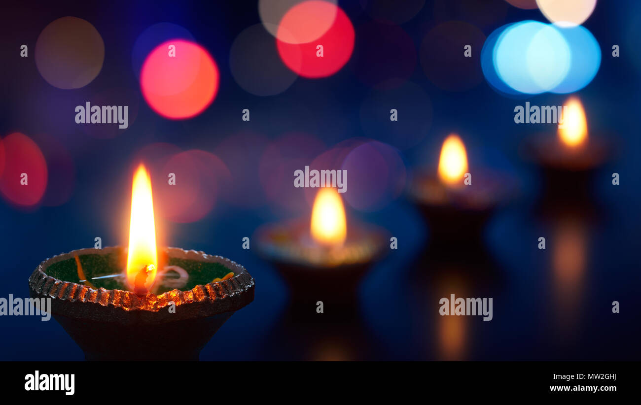 Felice Diwali - Diya lampade accese durante la celebrazione Foto Stock