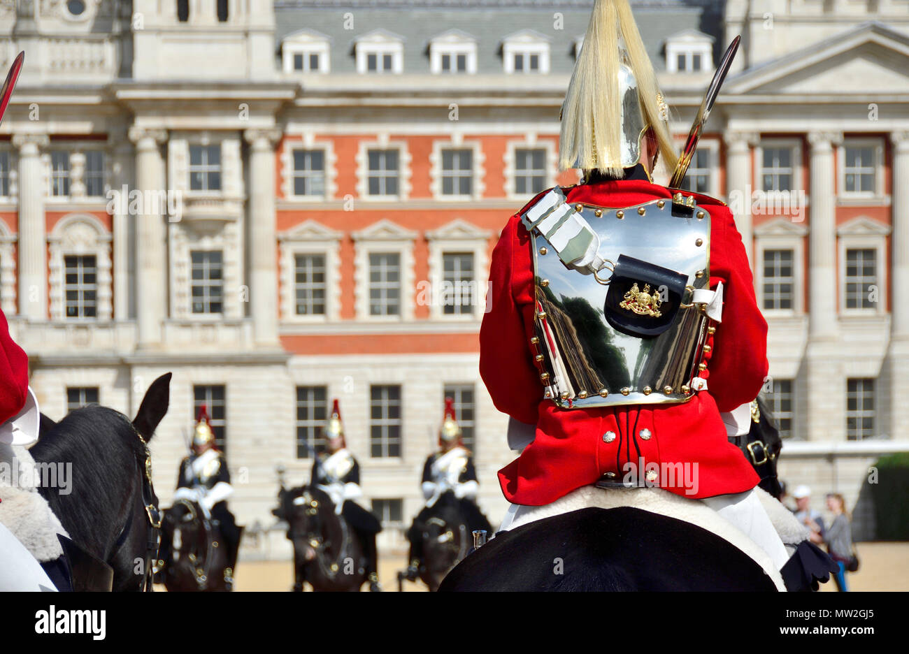 Londra, Inghilterra, Regno Unito. Mattina Cambio della guardia sulla sfilata delle Guardie a Cavallo - vita delle guardie Foto Stock