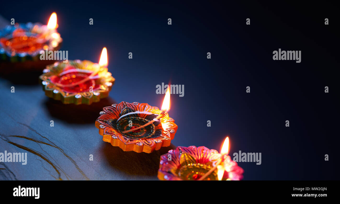 Felice Diwali - Diya lampade accese durante la celebrazione Foto Stock