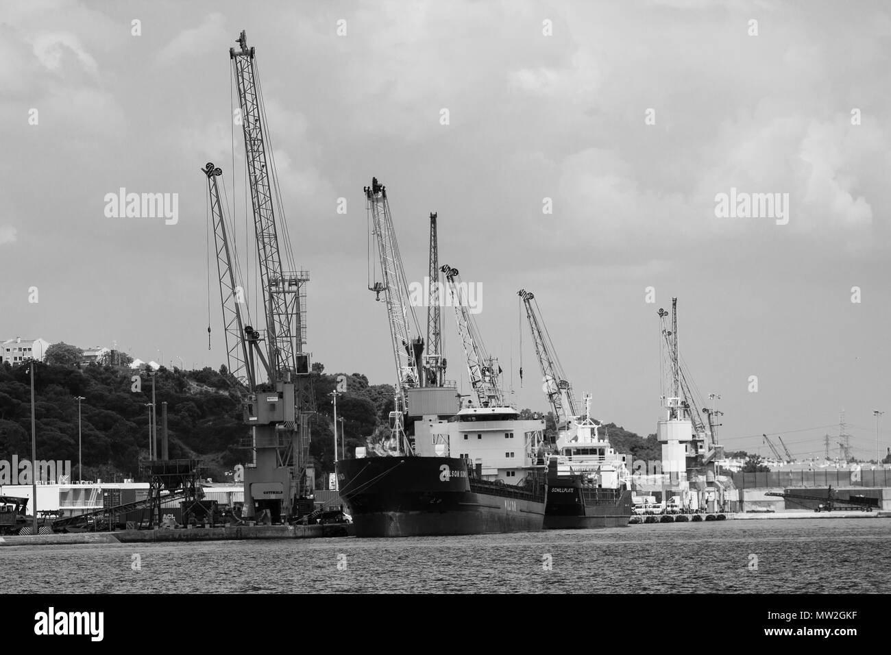 Piccole barche da pesca ormeggiate nel porto di molti colori Foto Stock
