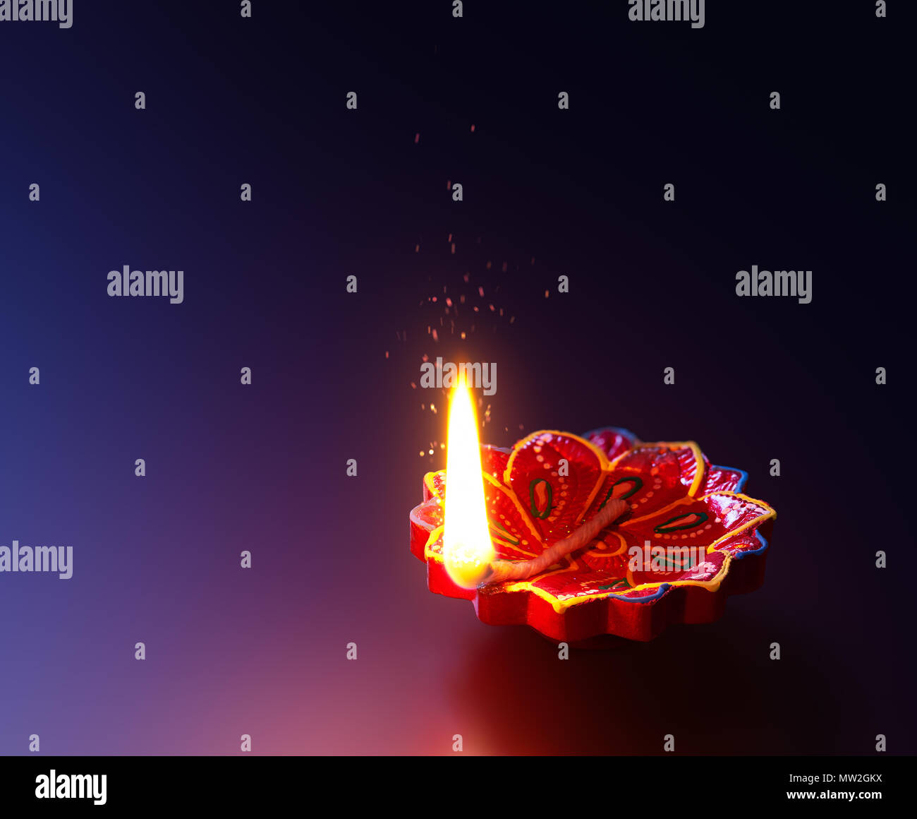 Diya lampada accesa durante il Diwali celebrazione Foto Stock