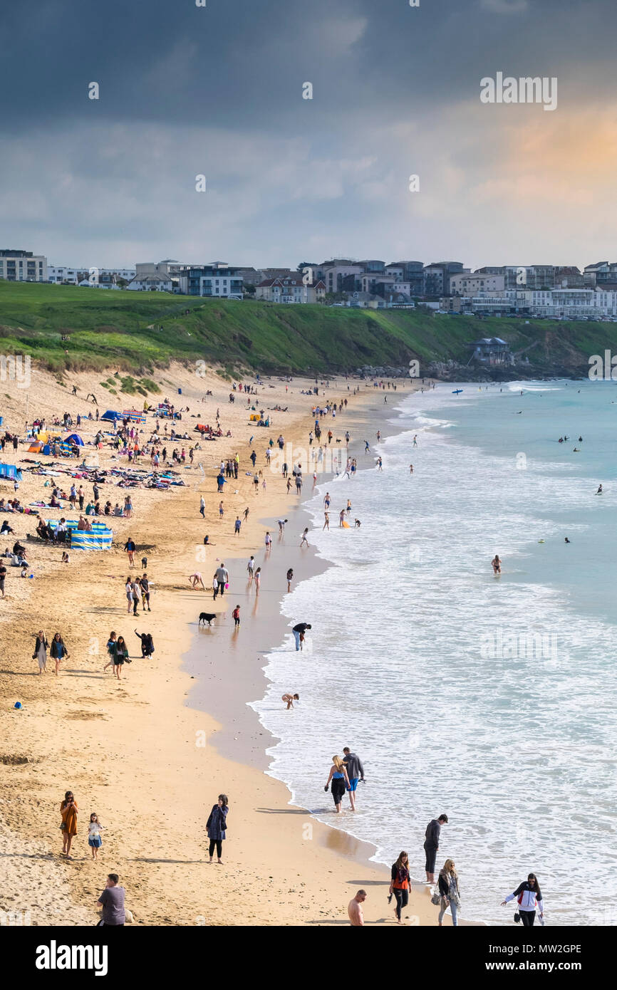 I turisti sulla spiaggia di Fistral a Newquay in Cornovaglia. Foto Stock