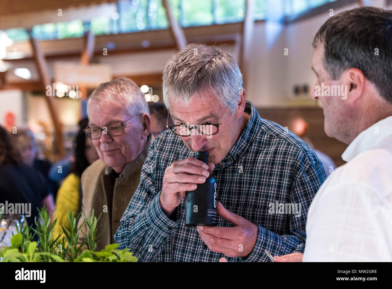 Un cliente odore di Stafford il Gin a un gin in degustazione. Foto Stock