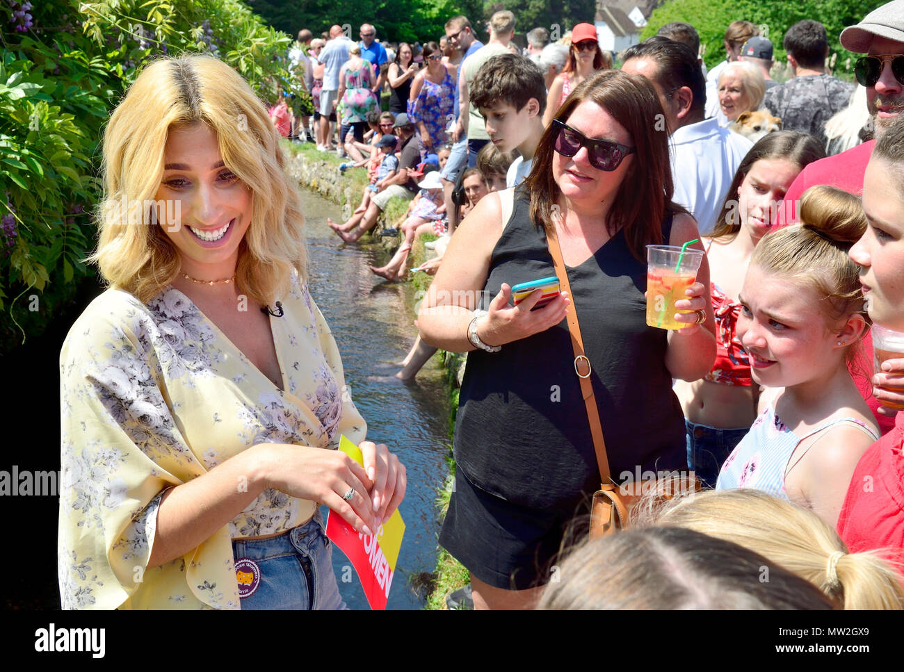 Stacey Solomon - cantante e presentatore televisivo - nel villaggio allentati, Kent, presentando dal villaggio allentati Duck Race per ITV di donne allentati, Banca Hol Foto Stock