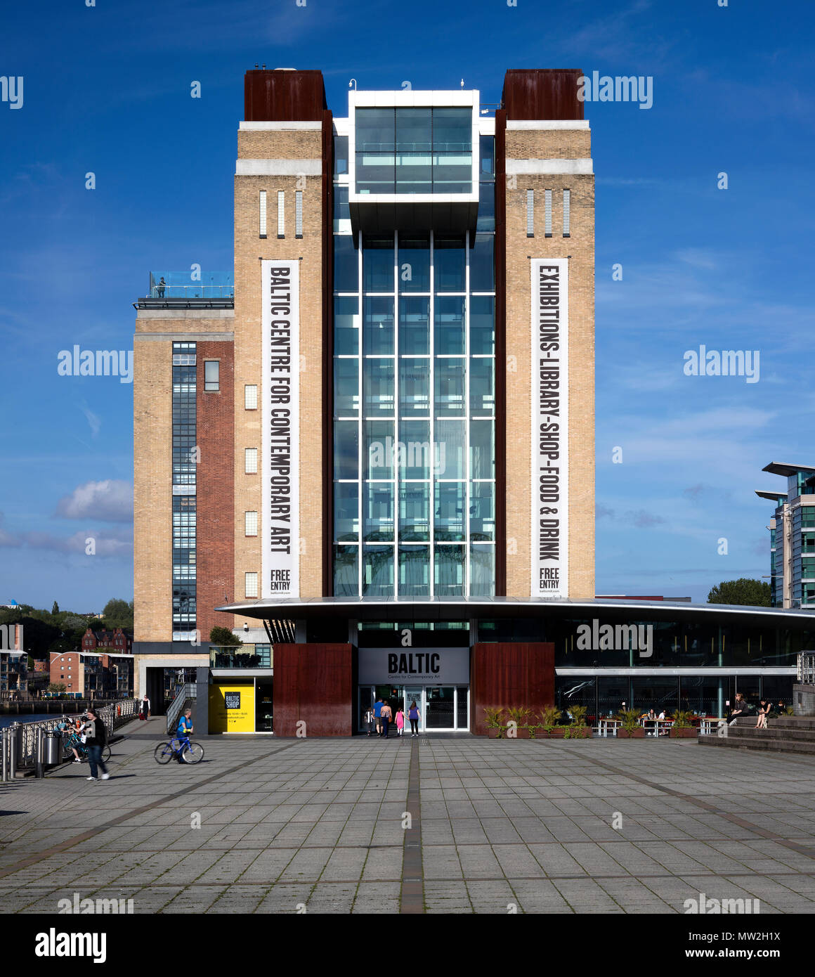 Una vista diurna nel sole del Mar Baltico Centro per l Arte Contemporanea, Gateshead, Tyne & Wear, England, Regno Unito Foto Stock