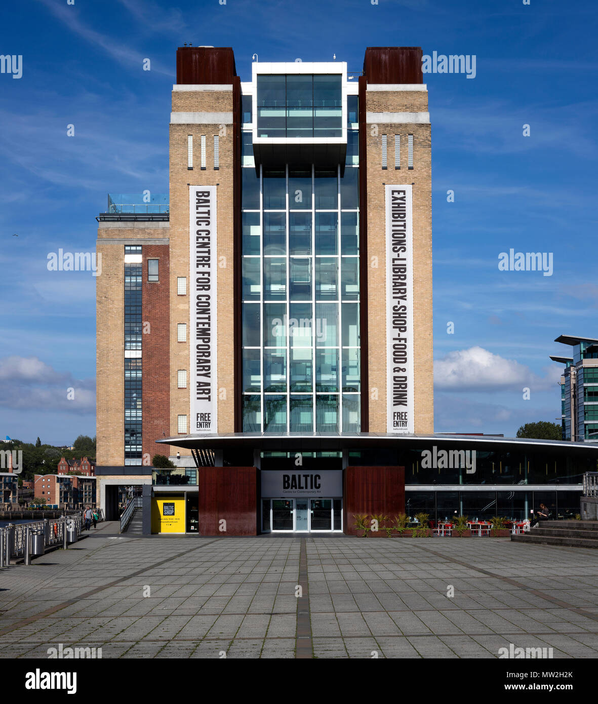 Una vista diurna nel sole del Mar Baltico Centro per l Arte Contemporanea, Gateshead, Tyne & Wear, England, Regno Unito Foto Stock