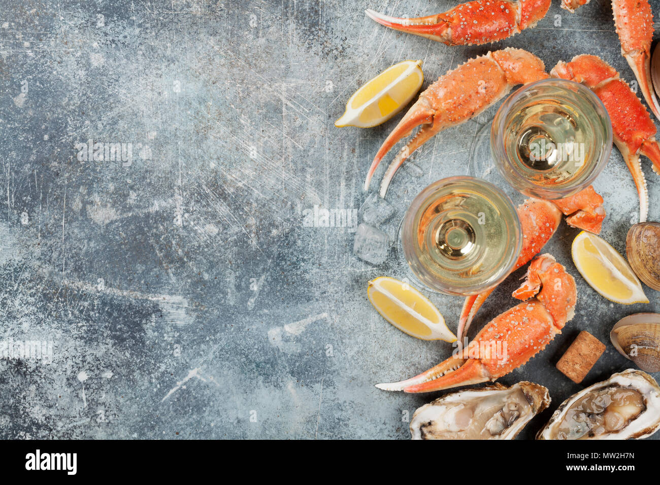Frutti di mare. Ostriche, aragosta, vongole e vino bianco. Vista dall'alto sul tavolo di pietra con spazio per il testo Foto Stock
