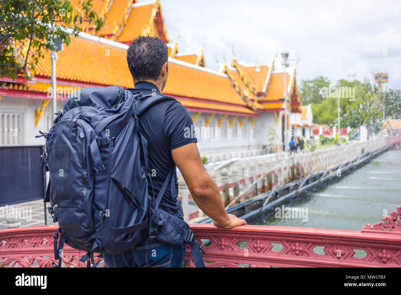 L'uomo backpacher visitando Asia durante una giornata di sole , viaggio da solista e vacanze concetto . Foto Stock