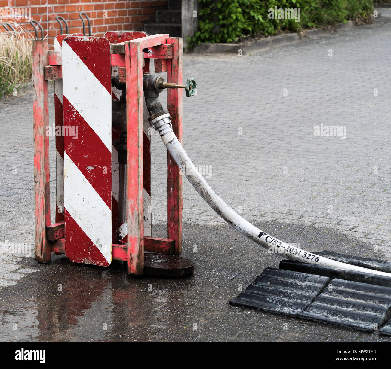 Tubo montante in corrispondenza di un locale di collegamento di acqua per fornire un sito di costruzione con acqua fresca, Germania Foto Stock Tubo montante in corrispondenza di un locale di collegamento di acqua per fornire un sito di costruzione con acqua fresca, Germania Foto Stock