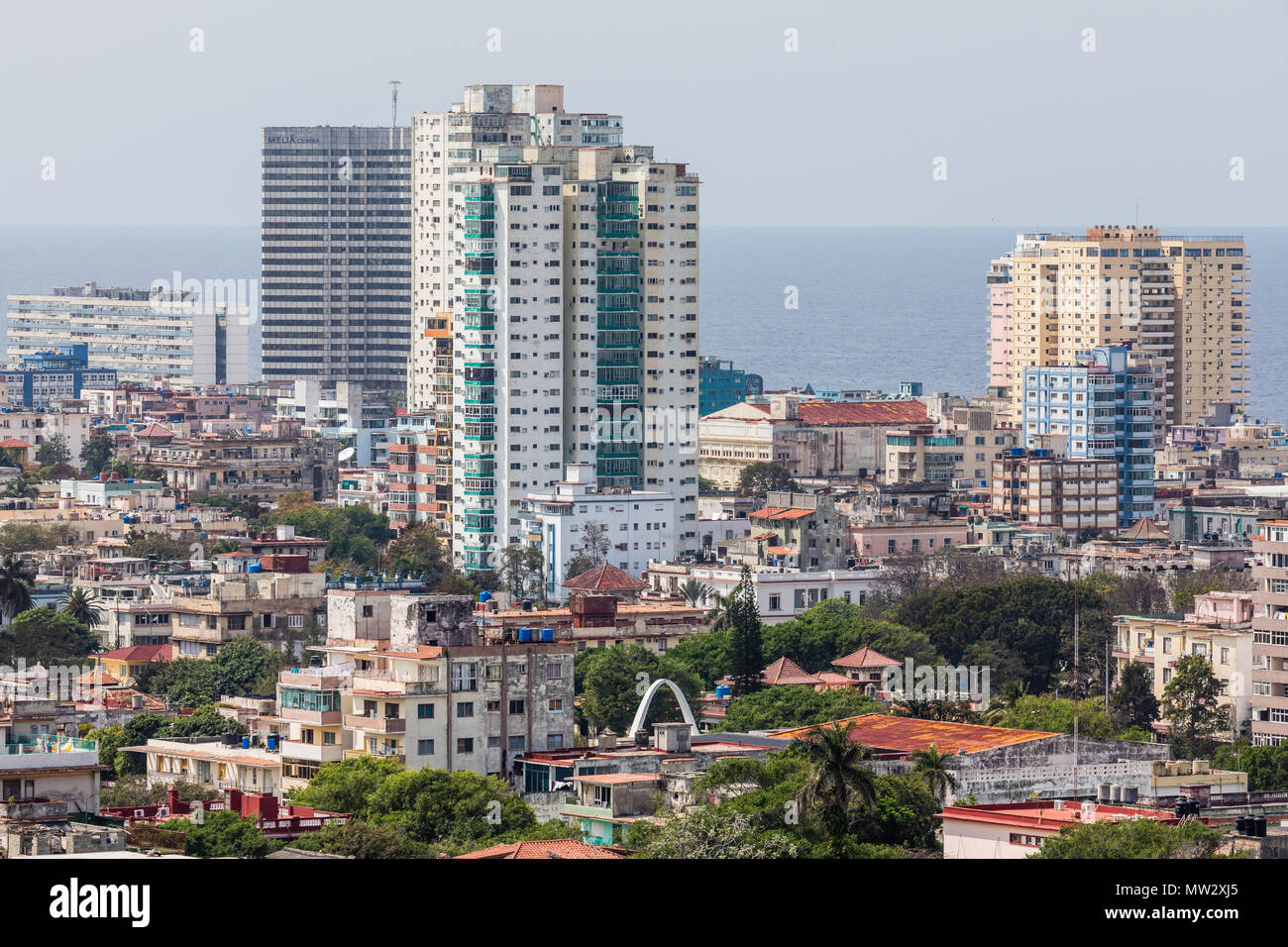 Paesaggio urbano vista guardando ad est della città di Havana, preso dal tetto dell'Hotel Nacional nel Vedado, Cuba. Foto Stock