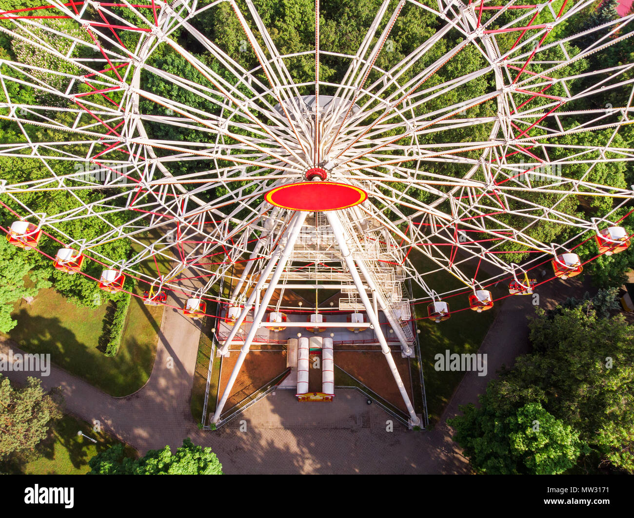 Ruota panoramica Ferris in un parco di divertimenti. vista aerea. drone fotografia. Foto Stock