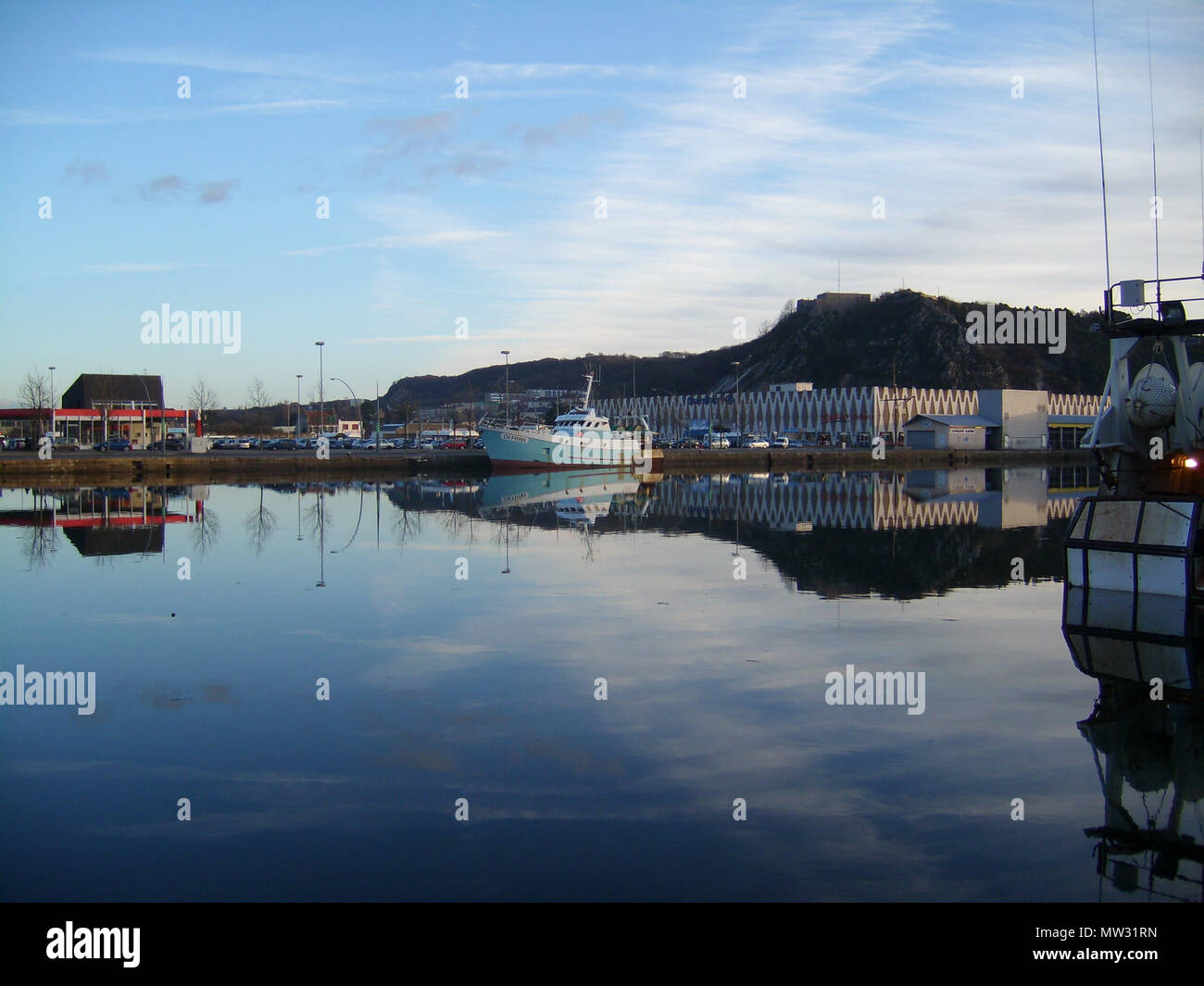 . Cherbourg-Octeville Français : vu du Bassin du Commerce en hiver. Chalutier, centro commerciale Carrefour, montagne du Roule... La posizione della telecamera di 49° 38' 15" N, 1° 37' 17.76" W visualizzare questa e altre immagini nelle vicinanze su: OpenStreetMap - Google Earth 49.637500; -1.621600 . Il 3 gennaio 2010. HaguardDuNord (PARLA) 22:34, 26 aprile 2010 (UTC) 126 Cherbourg, Bassin de commerce sous le soleil d'hiver (3) Foto Stock