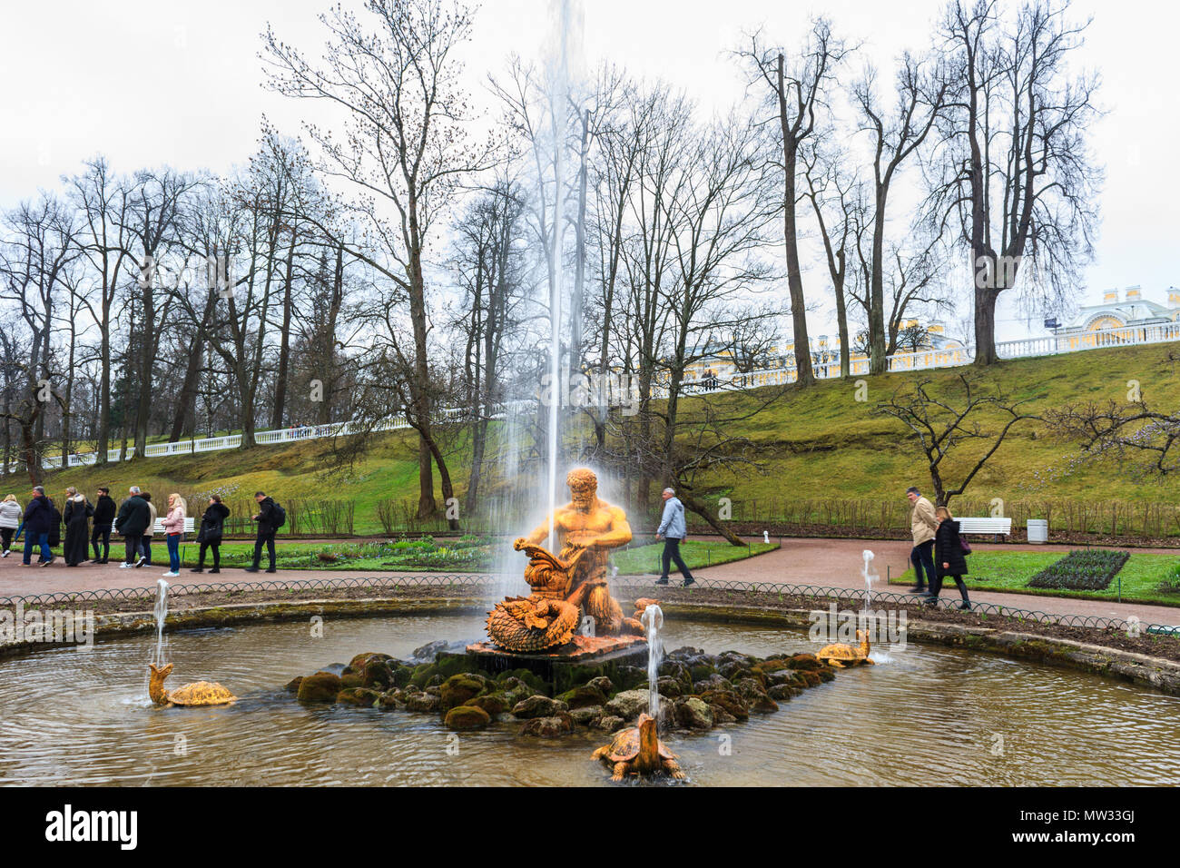 Saint Petersburg, Russia - 2 Maggio 2018: turisti visitano il Peterhof Palace garden. Il Sansone fontana nel giardino del palazzo di Peterhof, San Petersbur Foto Stock