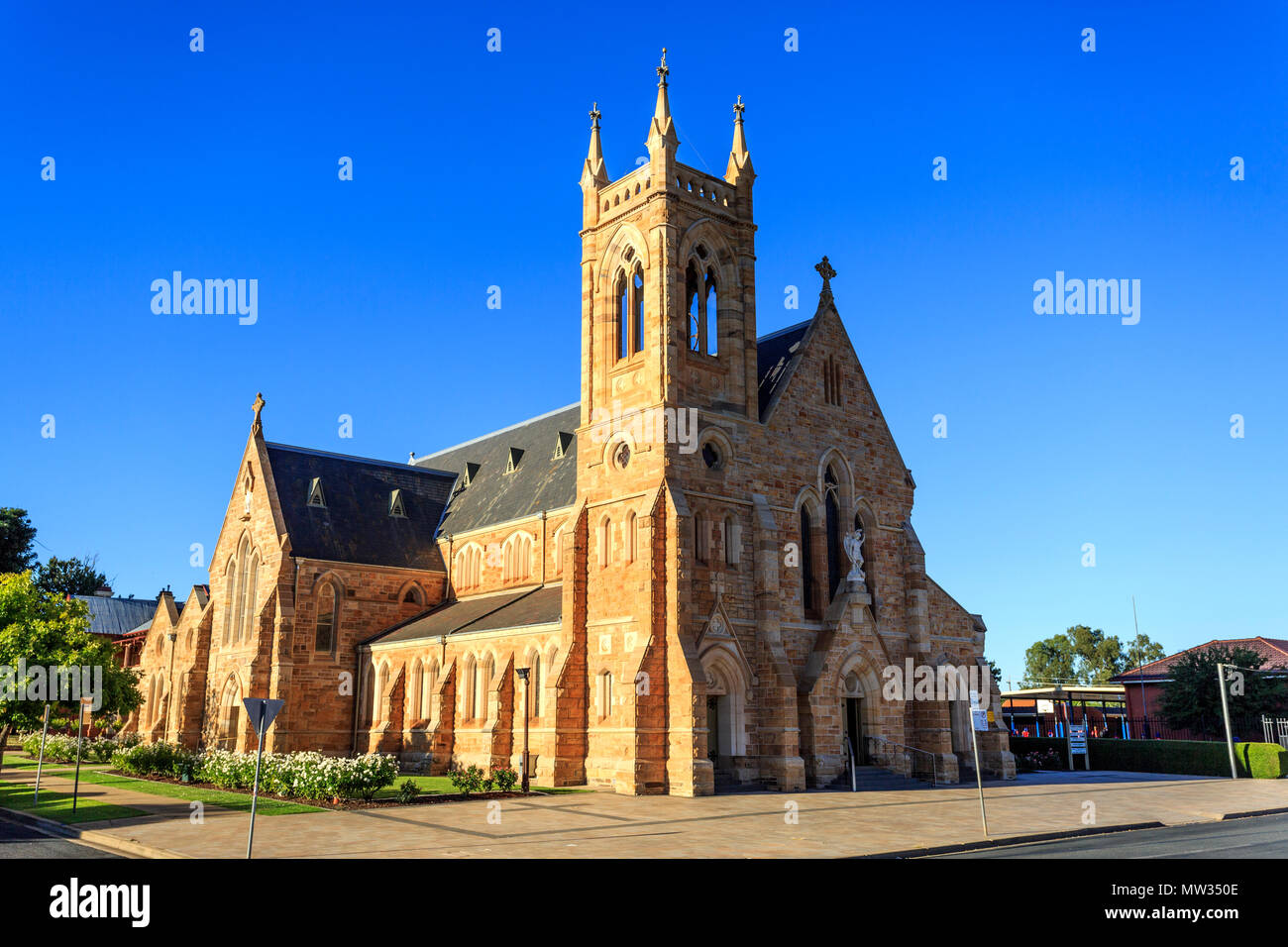 Vista di St Michael Cattedrale, una grande Revival gotico di pietra arenaria in stile palazzo, eretto nel 1887 nella città di Wagga Wagga, Nuovo Galles del Sud, Australia Foto Stock