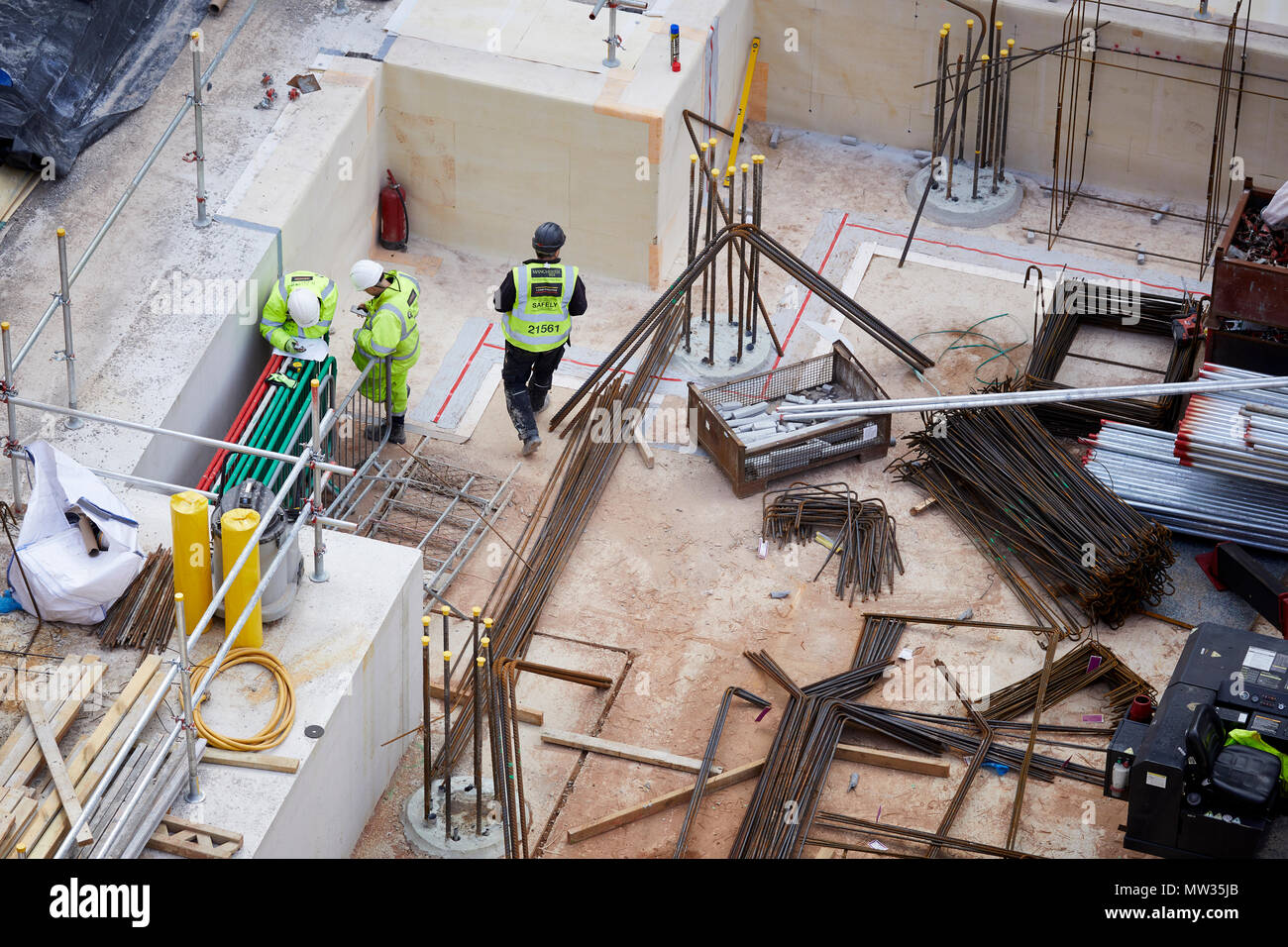 Lavoratori edili nelle fondamenta di Sir Henry Royce Istituto dei materiali avanzati un leader mondiale in centro per materiali avanzati la ricerca Foto Stock